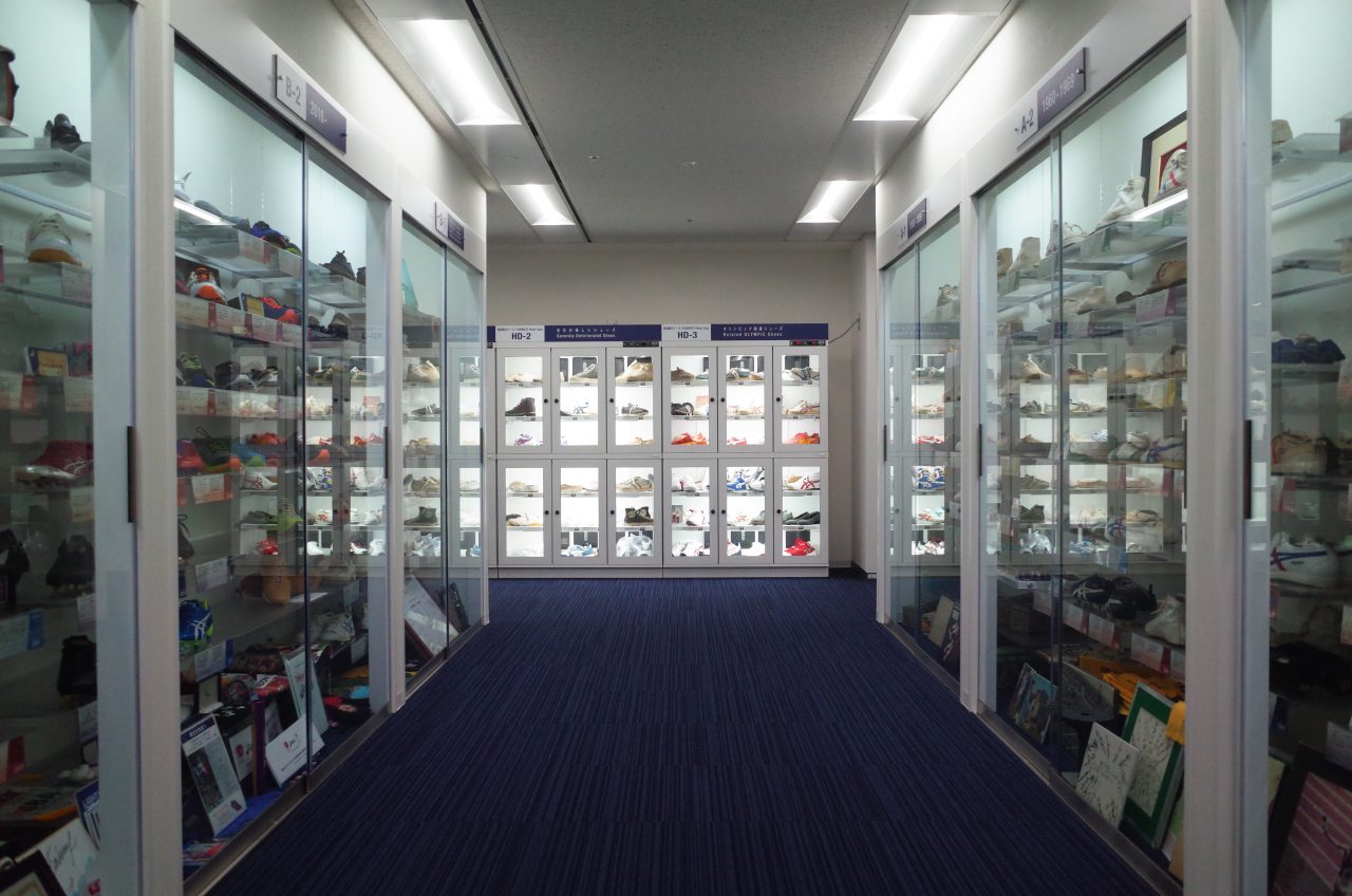 shop asics central world